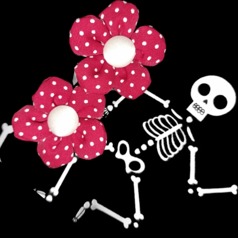 2 flower hair clips 🌹🌹